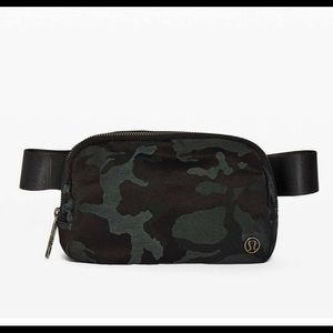 Everywhere belt bag camo
